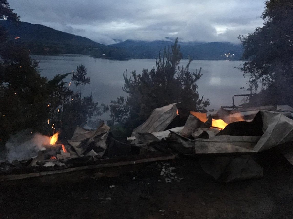 tvnredbiobio's tweet photo. A cenizas quedó reducido el centro de eventos #Quelen, en #Cañete. Junto a este resultaron destruídas cuatro cabañas turísticas del recinto y el observatorio astronómico Yepun, el más austral del mundo. Fiscalía investiga posible atentado. @24HorasTVN https://t.co/sJvkVkh9Lx