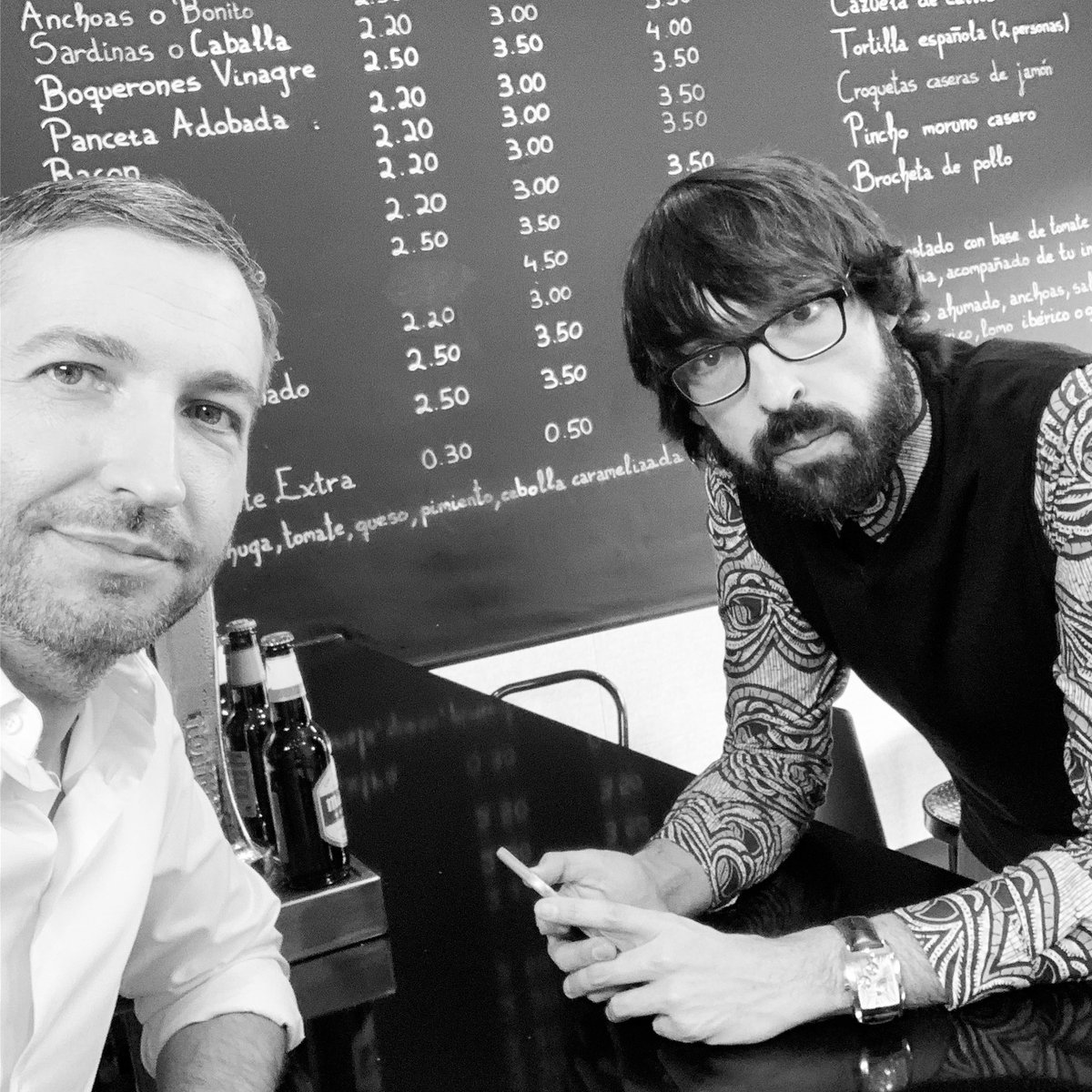 Frank_Blanco's tweet photo. Qué hacemos @quiquepeinado y yo a estas horas en un bar!?El jueves 22 lo vereis en @laSextaTV. #Zapeando5años #YaSonFive https://t.co/JPzjPrJQ1N