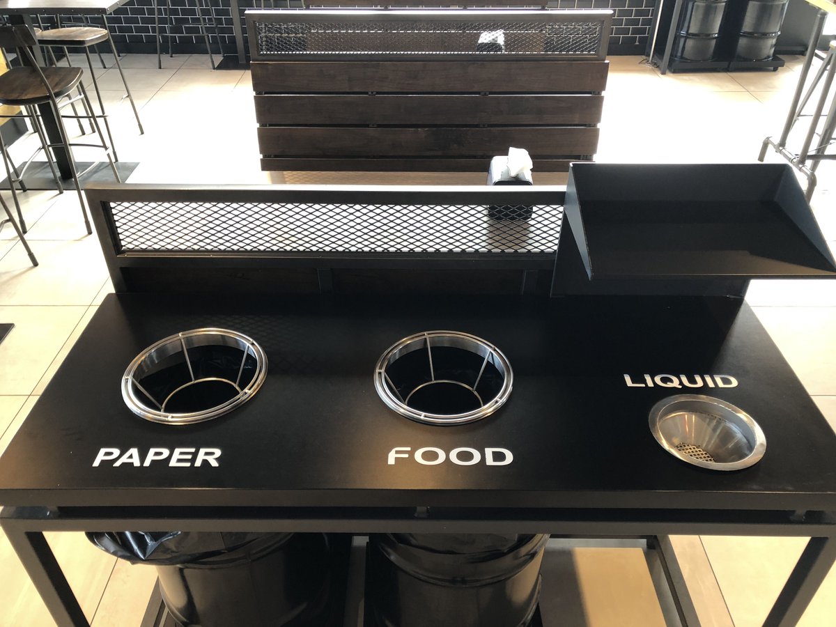 CarlsJrFrance's tweet photo. / Le saviez-vous ? / Chez #CarlsJrFrance, on recycle nos déchets 😉🖤#JournéeDuRecyclage https://t.co/2X55opVNv3