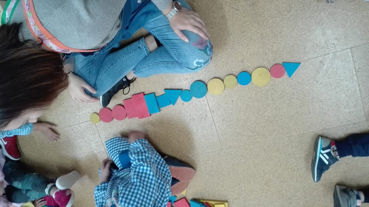 informadeiro's tweet photo. Os nenos e nenas de infantil xogan ao dominó cos bloques lóxicos e clasificaron pezas de construccións. https://t.co/8jFSgKF0tc