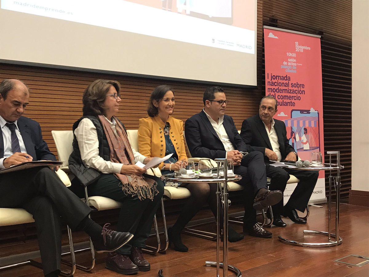 toniquintana's tweet photo. En la I jornada nacional sobre modernizacion del comercio ambulante en el Ayuntamiento de #Madrid, escuchando al representante de la @fempcomunica @Josep_Cabanes y a la ministra @MarotoReyes https://t.co/jXVIoV6Ian