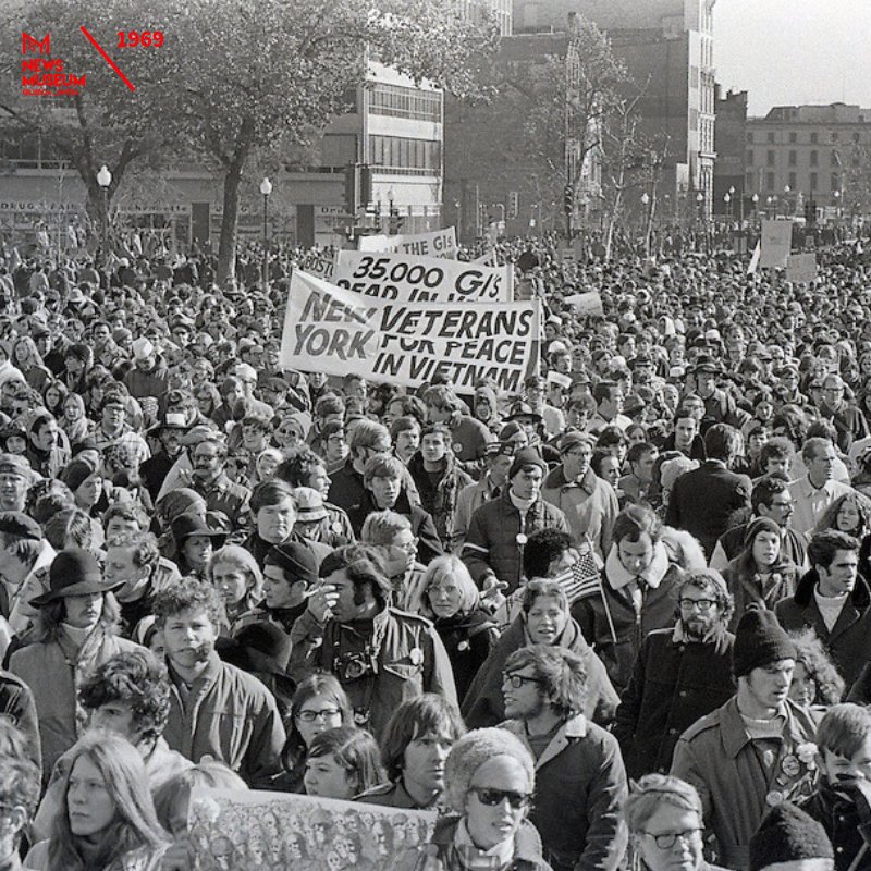 NewsMuseumEN's tweet photo. On November 15, 1969, more than 500,000 demonstrators flooded Washington, D.C. to protest against the war in Vietnam. The Moratorium March was one of the largest anti-war demonstrations in US history.

#newsmuseum https://t.co/ozUa89M45C