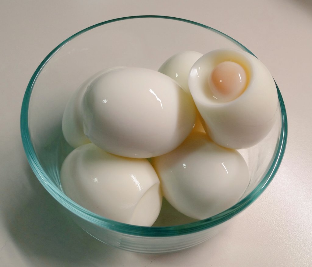 LolaVega85's tweet photo. .@GordonRamsay Idk what happened! The others came out perfect.
#weirdegg #softboil https://t.co/9n9S1bEgPW