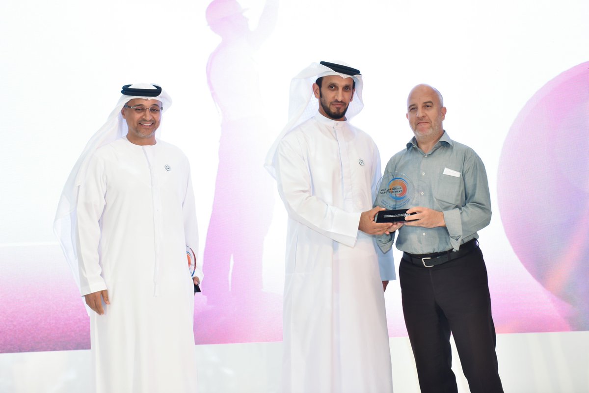 adphc_ae's tweet photo. H.H Sheikh Abdullah Mohammed Bin Butti Al Hamed, Chairman of the @DoHSocial ,Member of Abu Dhabi Executive Council awarded @DRMunicipality on their participation in the success of the Safety in Heat programme which #Oshad launched for the fifth year in a row.
#oshad_events https://t.co/0UhS8q7ByV