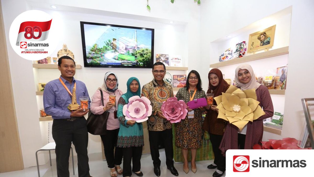 Sinar_MasID's tweet photo. Hari pertama #FIFEST2018 dihadiri oleh Managing director Sinar Mas Bapak Saleh Husin, kepala Bappenas &amp; Wantimpres. Dalam kesempatan hari ini, mitra @asiapulppaperid tangerang memberikan pelatihan untuk membuat Paper Flower dari kertas bekas.
#TumbuhBersama #SinarMas https://t.co/JnNZfbXK7t