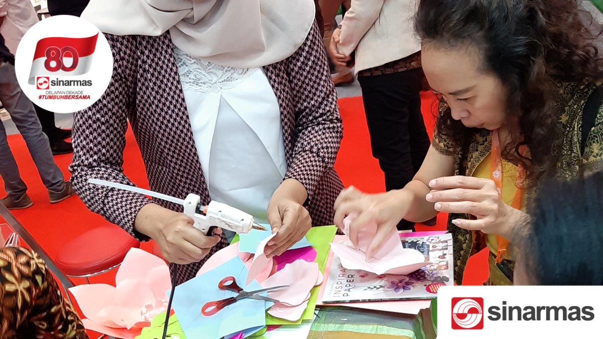 Sinar_MasID's tweet photo. Hari pertama #FIFEST2018 dihadiri oleh Managing director Sinar Mas Bapak Saleh Husin, kepala Bappenas &amp; Wantimpres. Dalam kesempatan hari ini, mitra @asiapulppaperid tangerang memberikan pelatihan untuk membuat Paper Flower dari kertas bekas.
#TumbuhBersama #SinarMas https://t.co/JnNZfbXK7t