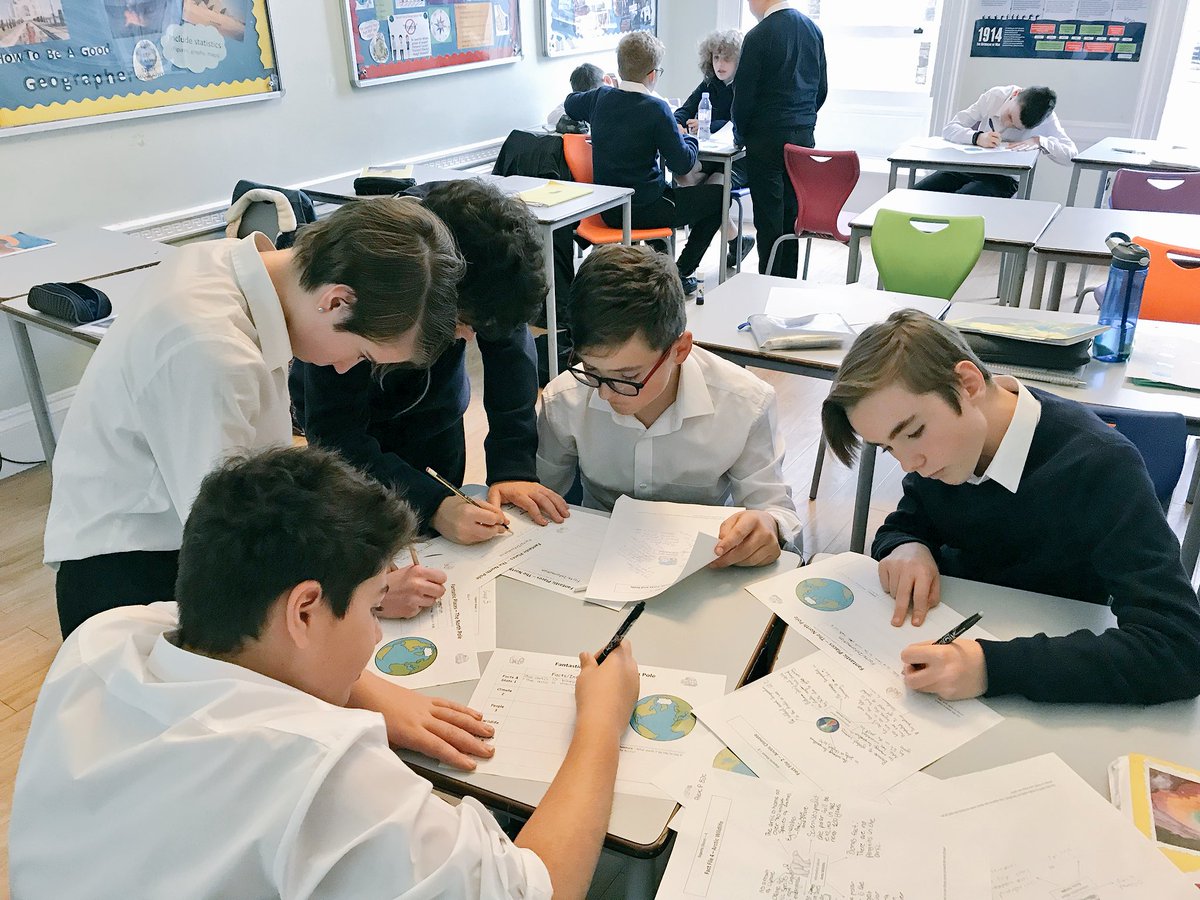 PPSGeog's tweet photo. Josh teaching his group about statistics related to the Artic e.g. ‘the coldest temperature was -68 degrees celsius’ @year8_pps @PortlandPlaceHd https://t.co/OHjiyQVqhN