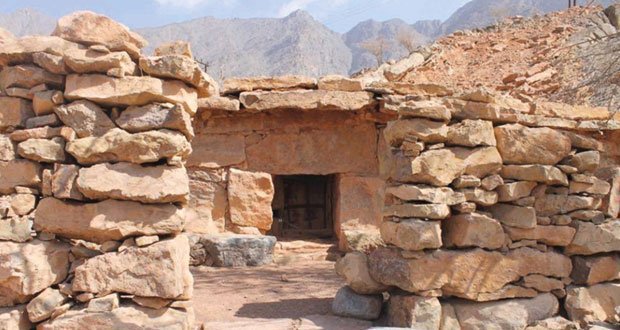 Oman_ES's tweet photo. ¿Sabías también que estas casas fueron utilizados durante la migración estacional desde la montaña hasta la costa para guardar posesiones y almacenar alimentos. “Al Qefel” es "la cerradura 📷" en árabe, fue nombrado debido a su sistema de bloqueo especial. #ExperienceOman🇴🇲 https://t.co/CIVnLODUf3