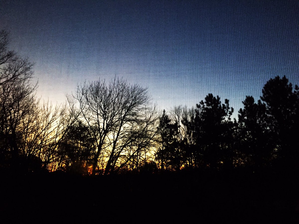 AprilLynn_1980's tweet photo. Good morning Twitter! #MEwx #firstlightofday #daybreak #downeast #Maine https://t.co/X9IYLxx8AE