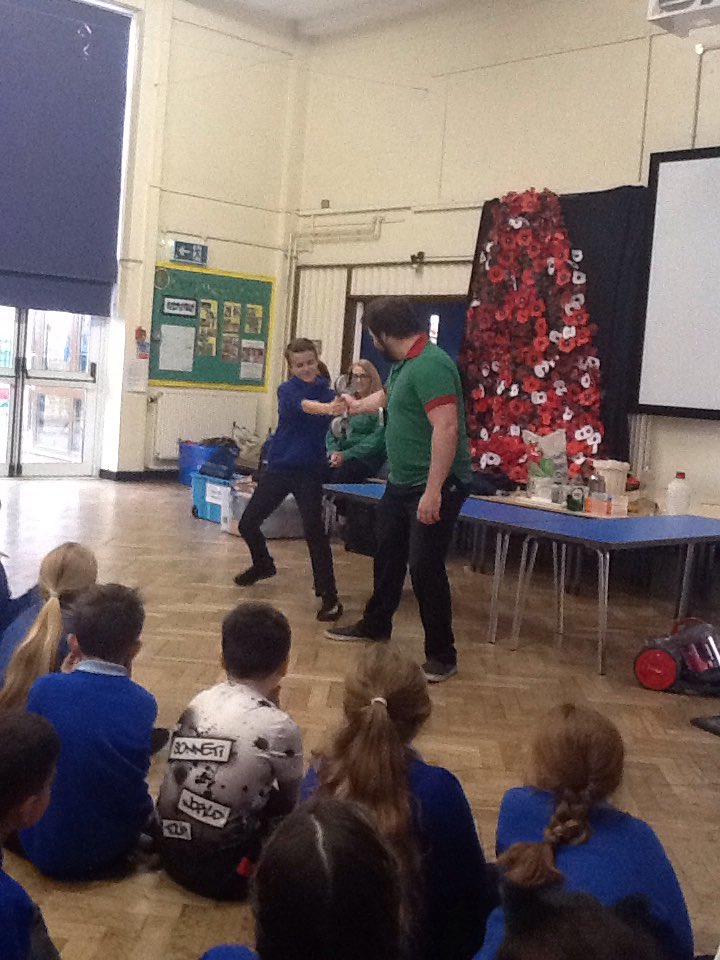 CoedGlas2021's tweet photo. We're learning about air and forces @CoedGlas2019 @Techniquest @CoedGlasSCI https://t.co/BhaylpsOth