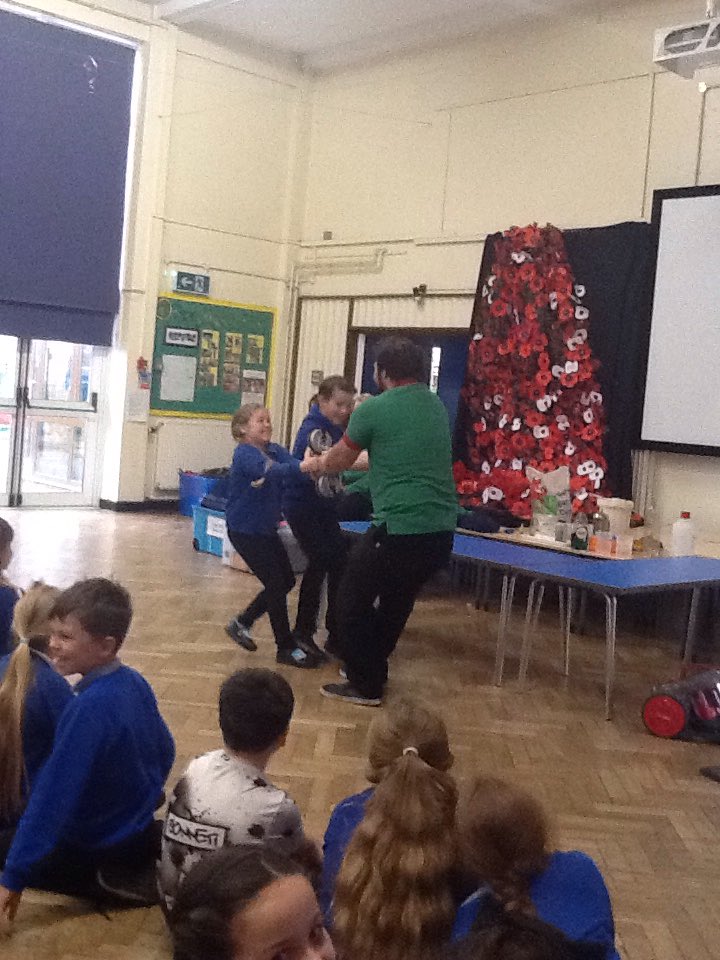 CoedGlas2021's tweet photo. We're learning about air and forces @CoedGlas2019 @Techniquest @CoedGlasSCI https://t.co/BhaylpsOth