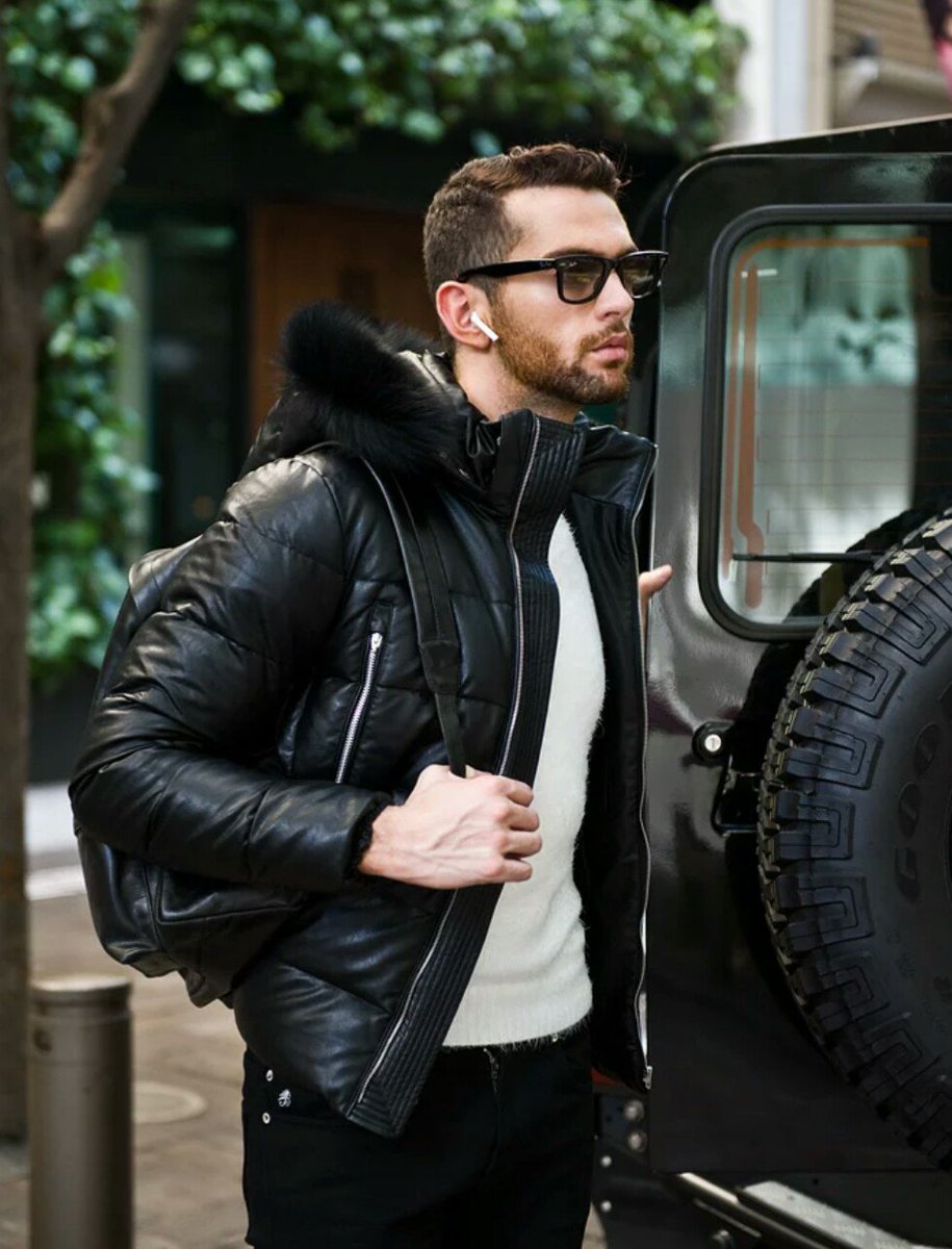 BOBS_KYOTO's tweet photo. 【ZERMATT-LEATHER TOUCH】
￥37000+tax
BLACK

限りなくリアルを追求した合成皮革を採用した、
撥水性、汚れが付きにくく非常に軽いのが特徴の新作ダウンジャケット☆
シルエットもキレイです◎

 #バッファローボブズ #河原町OPA #ダウンジャケット https://t.co/dNYPegd5L5