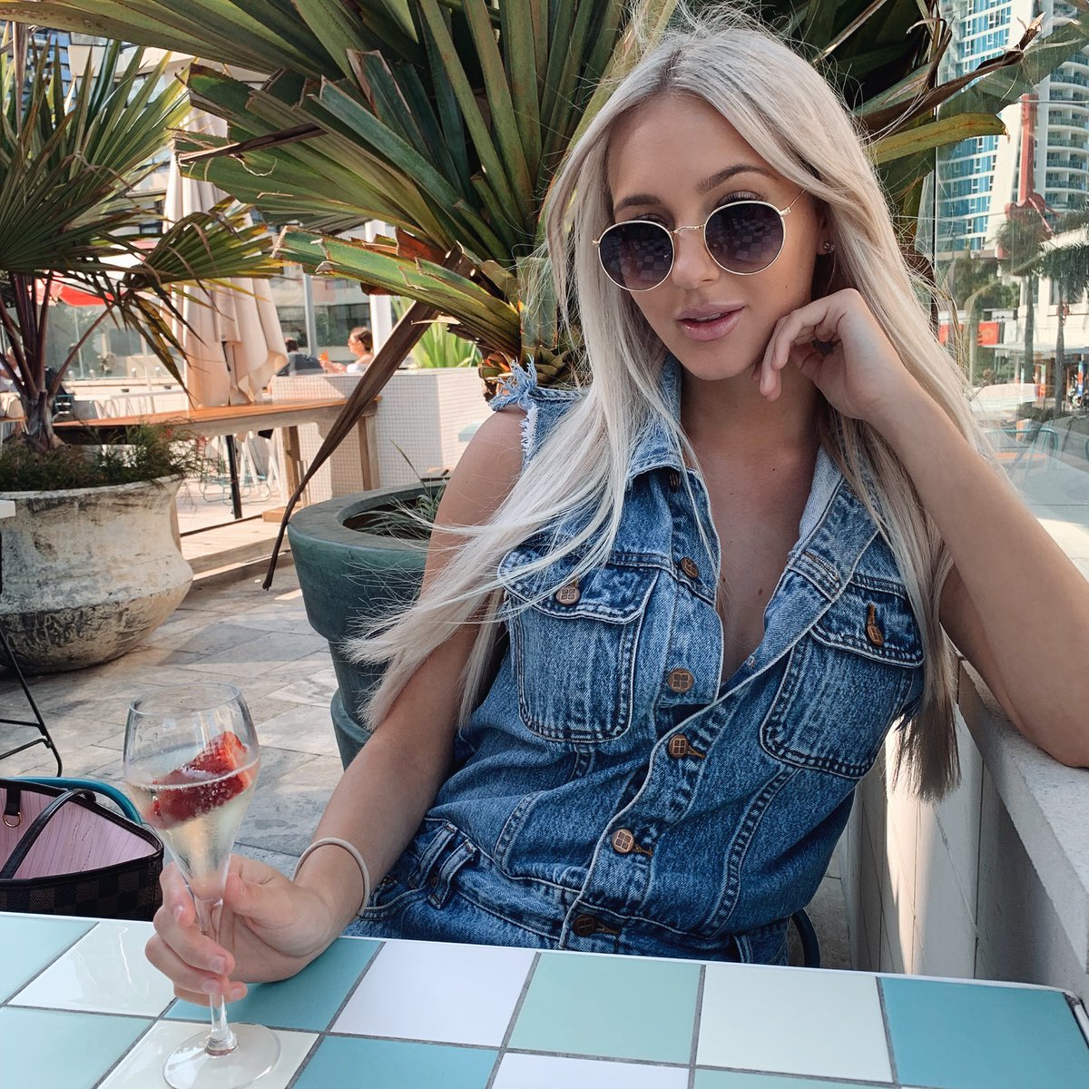Taaymiers's tweet photo. Cheeky Thursdays 🥂 https://t.co/rmeDj4FdzG