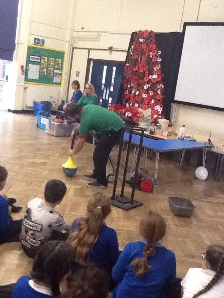 CoedGlas2021's tweet photo. The wonder of science! @Techniquest @CoedGlasSCI https://t.co/fPjFOcdovG