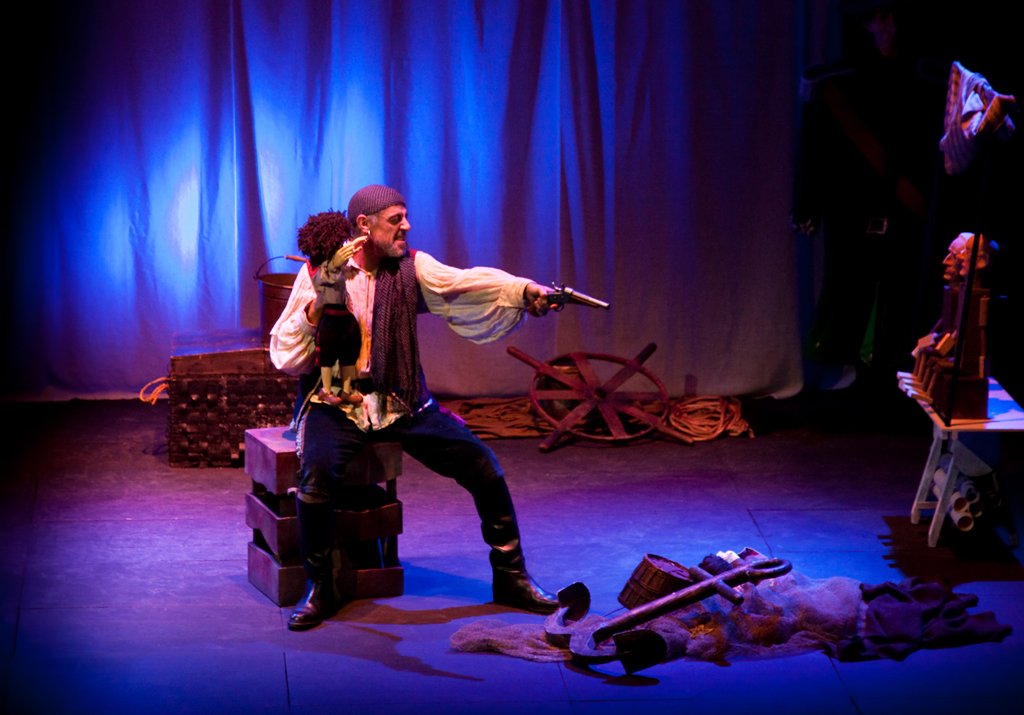 Hoy, alumnos de  <a href="/CVegarredonda/">CEIP VEGARREDONDA</a>  <a href="/CEIP_LAS_ROZAS/">C.E.I.P. LAS ROZAS</a> y <a href="/CEIPElOtero/">CEIP El Otero</a> de #Guardo y el <a href="/ColeAguilarCyL/">CEIP "CASTILLA Y LEÓN"</a> de #AguilardeCampoo están disfrutando de la obra de #teatro "la isla del tesoro" dentro de las actuaciones del #PlandeLectura de <a href="/educacyl/">Educación JCyL</a> <a href="/AMGuGuardo/">AMGu Guardo</a>