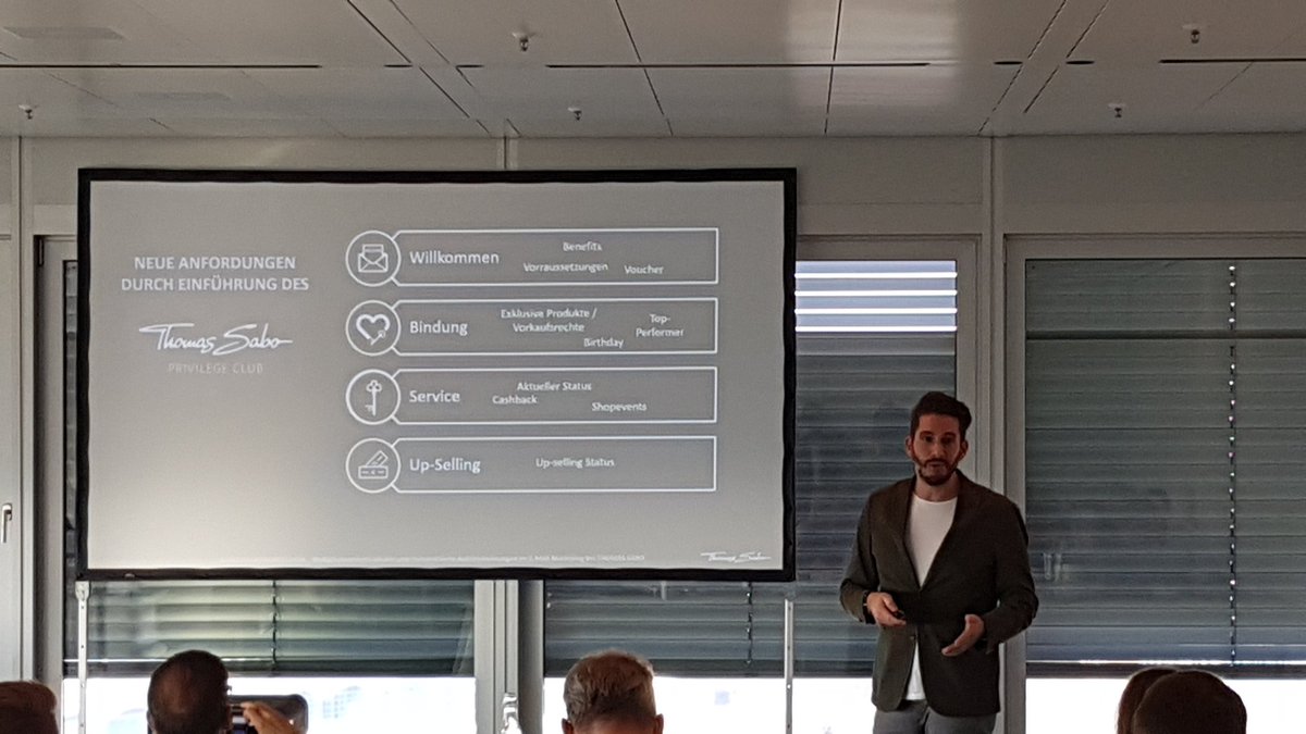martechkongress's tweet photo. #martech18 Bernhard Schmidt von Thomas Sabo zu den Anforderungen und Stufen der Dialogkette beim Thomas Sabo Privilege Club https://t.co/2aKRAS9vVb