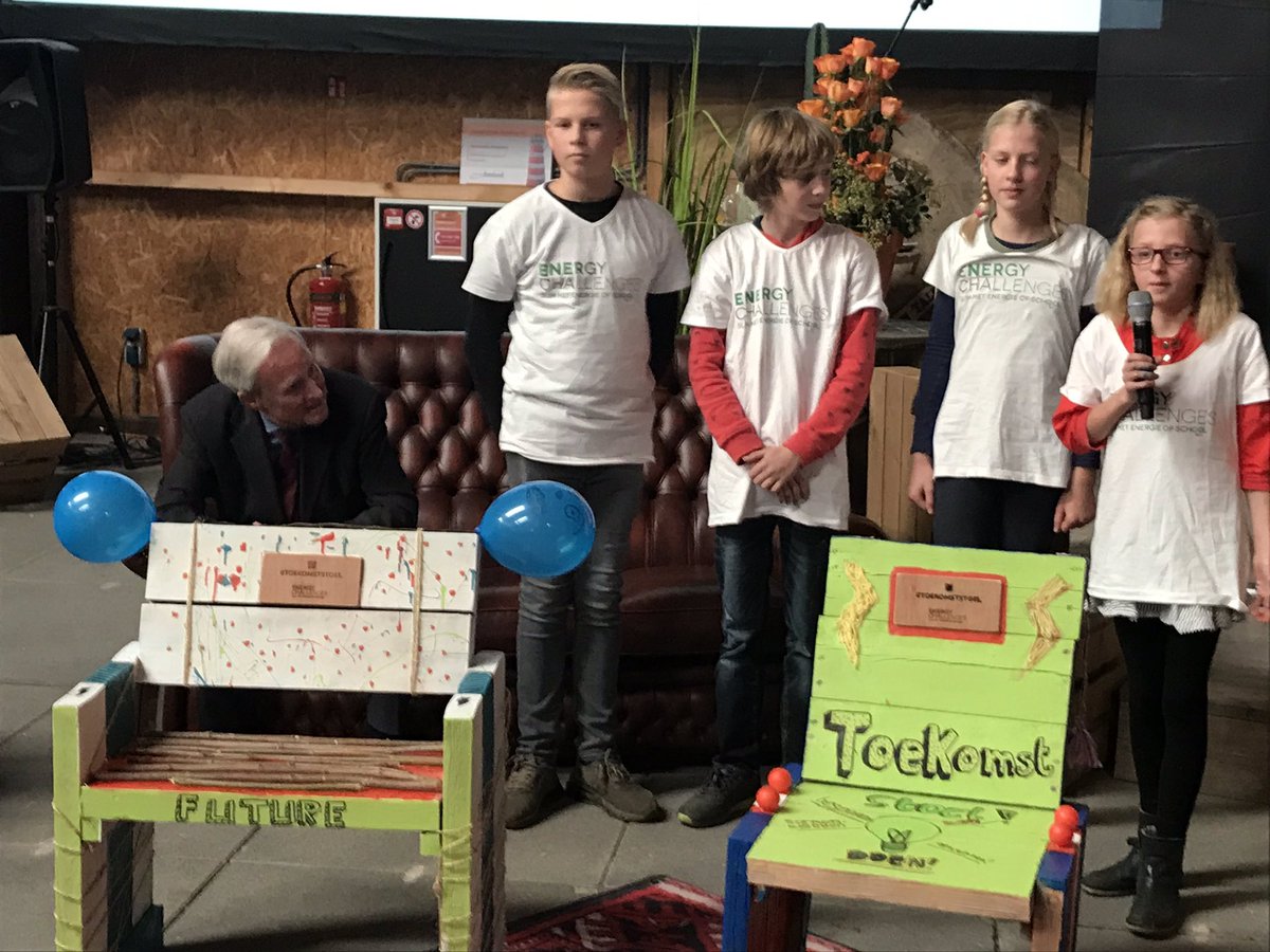 rianneschuurman's tweet photo. โZet bij elk overleg dat je hebt een lege stoel vr de toekomstige generatieโ zegt @janterlouw Kinderen bieden namens #Energychallenges de #toekomststoel te koop aan! De eerste stoel is vr @hanze #CommFest2018 #samendoen https://t.co/RmMcS1nwBb