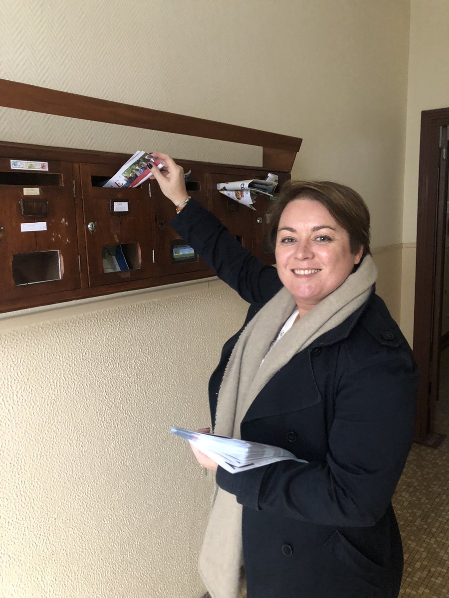 RPBrest's tweet image. Début de la distribution #SCIAGE SPÉCIAL #SECURITE dans les boites aux lettres et sur les marchés ! Ce matin à Bellevue #Brest Excellent accueil de la population ! #auservicedetouslesbrestois