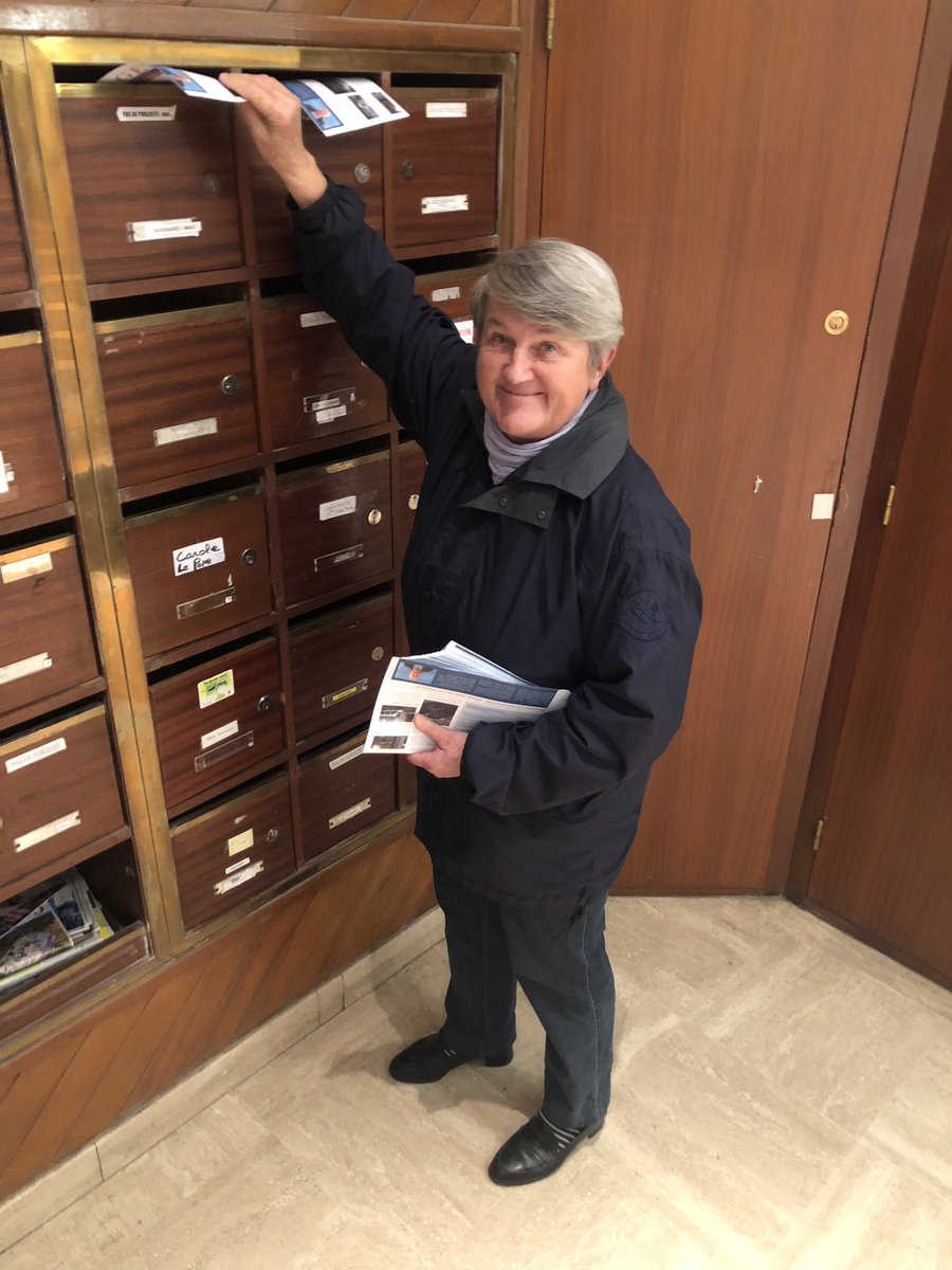 RPBrest's tweet image. Début de la distribution #SCIAGE SPÉCIAL #SECURITE dans les boites aux lettres et sur les marchés ! Ce matin à Bellevue #Brest Excellent accueil de la population ! #auservicedetouslesbrestois