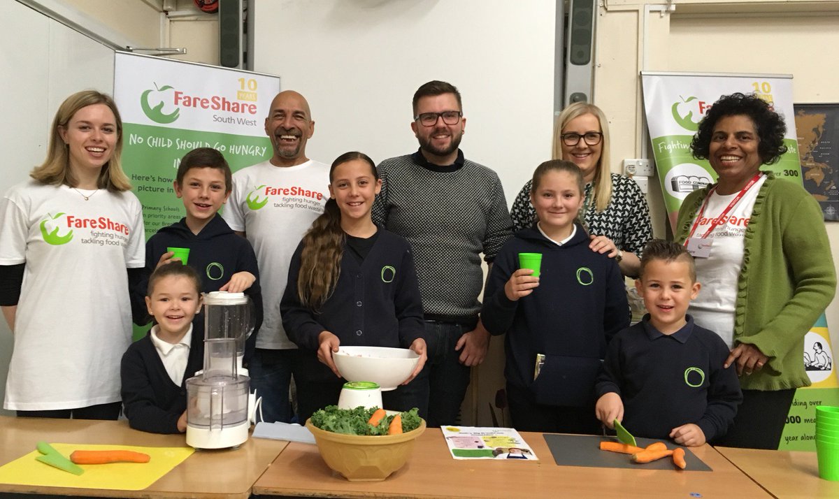 OasisAcademies's tweet photo. Students from @Oasisconnaught had a special visitor yesterday when top #Bristol chef from @kensingtonarms hosted a smoothie-making workshop as part of @FareShareSW's #SouthWest Big Breakfast Week. Read the full story here: https://t.co/NonYUEtkwR #BigBreakfast #Smoothie https://t.co/WP7HkerHgl