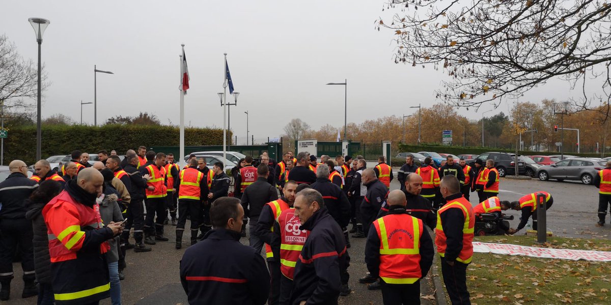 avenirsecours91's tweet photo. Les pompiers à la Direction du SDIS de l'Essonne.#SauverEtDépérir
#PompiersEnColere #Pompier #SP91 #StopAuxAgressions #ensembleonestplusfort @avenirsecours91 @AvenirSecours https://t.co/VlLdRk0HqC