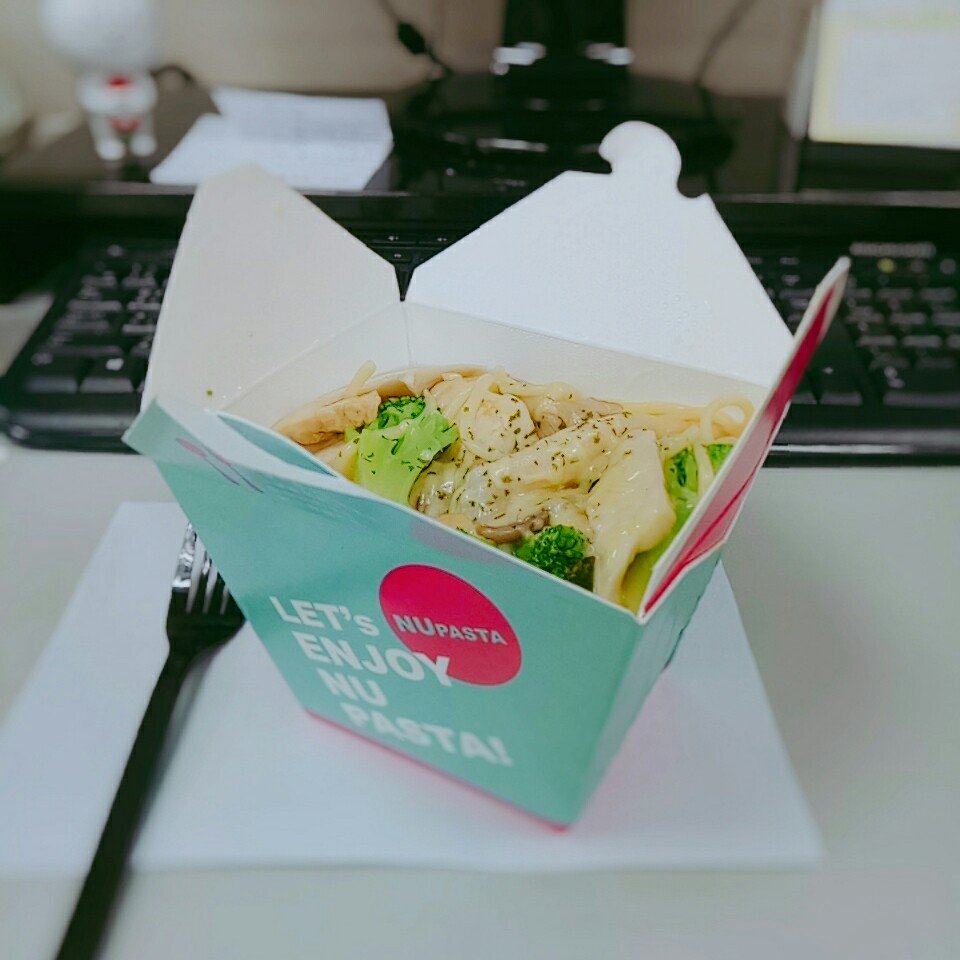 satoimo0625's tweet photo. 【日常小食】
午餐升級,吃到很撐💯
看起來有點迷你的杯杯麵,份量其實很多😱
然後,友情贊助的小杯奶茶🥃(吸管好長)太可愛啦🤩
#nupasta
#圓稼嚼感奶茶
#昼飯
#スパゲッティ
#ミルクティー https://t.co/4hOf9CR4rO