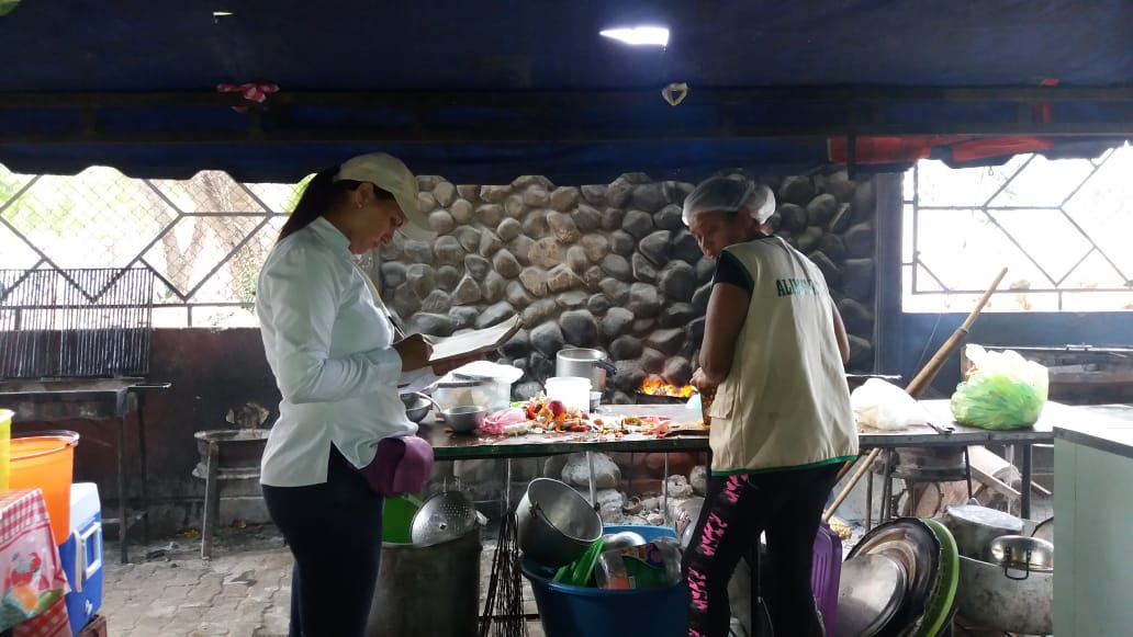 Nos unimos a las fiestas del Rio Guatapurí, Capacitando a los vendedores ambulantes, sobre el manejo adecuado de los residuos generados por su negocio. <a href="/TutoUhiaAlcalde/">Augusto Ramirez Uhia</a> <a href="/CristianMartelo/">Cristian Martelo</a> <a href="/VocalDeControl/">VOCALES DE CONTROL</a> <a href="/El_Pilon/">EL PILÓN</a>