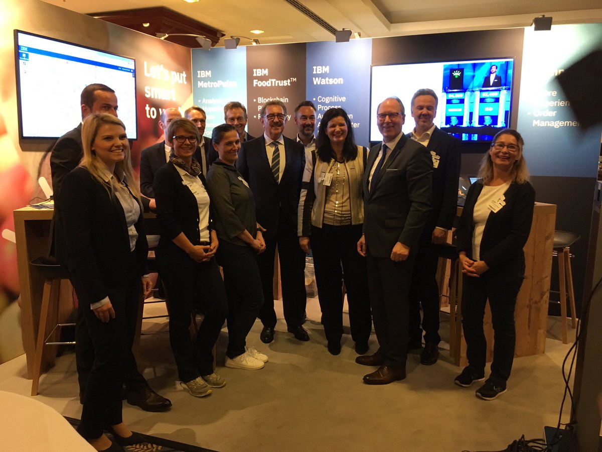 Maria Gomez im Gespräch mit HDE-Präsident Herrn Sanktjohanser und Herrn Genth über Digitalisierung und #KI #Watson #Blockchain #MetroPulse #FoodTrust @PACNR <a href="/DanielUnk/">Daniel Unkelhäusser</a> <a href="/sdobeneck/">Sebastian</a> #handelskongress #dhk18 #IBM