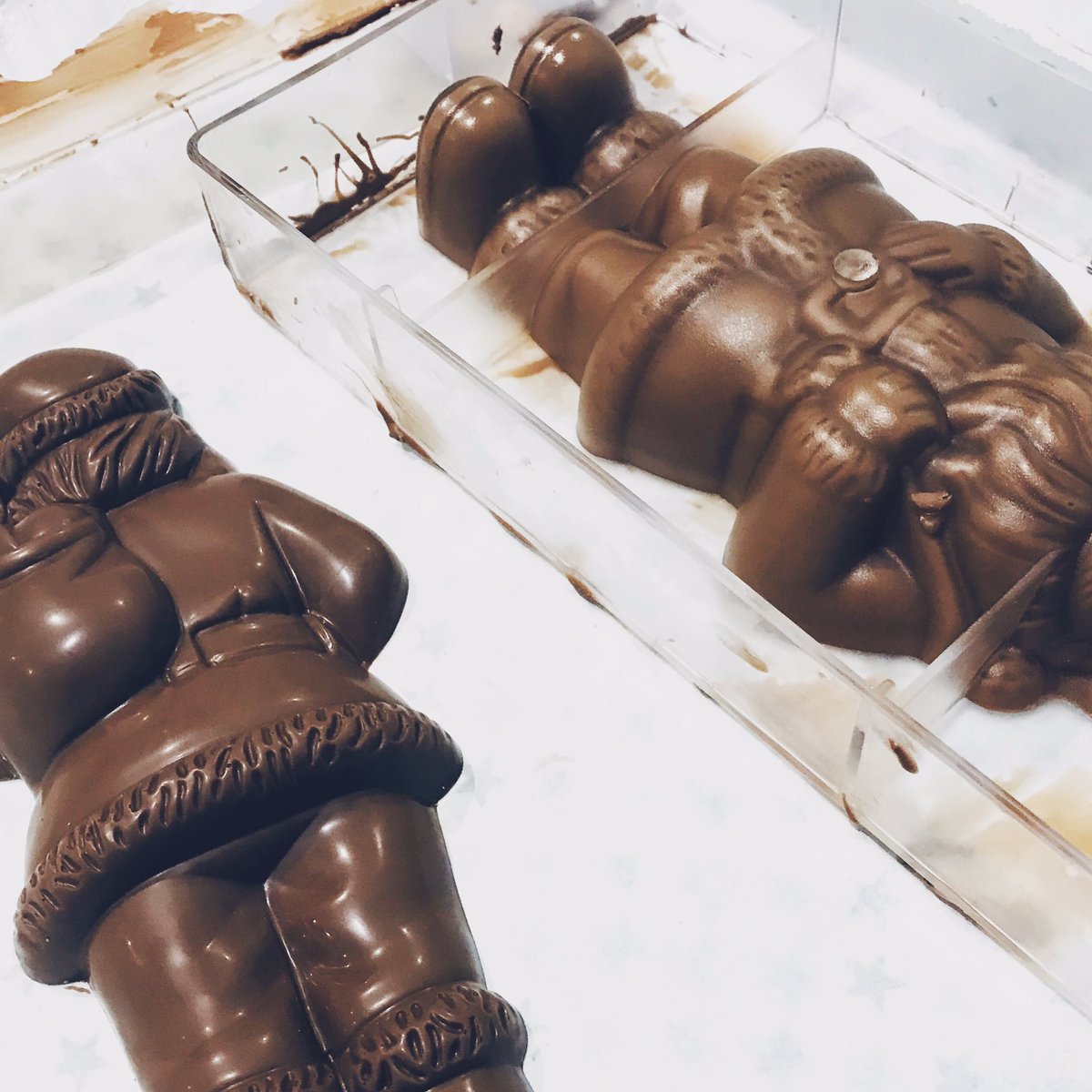 Santa production this morning! Tempering our finest Belgian milk chocolate on Autumnal days is the perfect combination 👌🏻 🎅 🍫 #chocolate #tempering #gifts #treats #santa #hohoho #christmas #indulgent