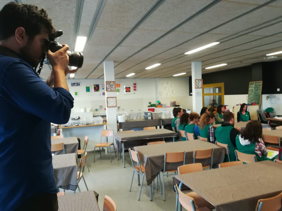 ecomenja's tweet photo. Avui sessió de fotos a la cuina i menjador de @escolacamins amb l' @Edu_Bayer. Tot un luxe!
#menjadorseco #ecomenja #fotografiantautenticitat https://t.co/nckdpaXjvV