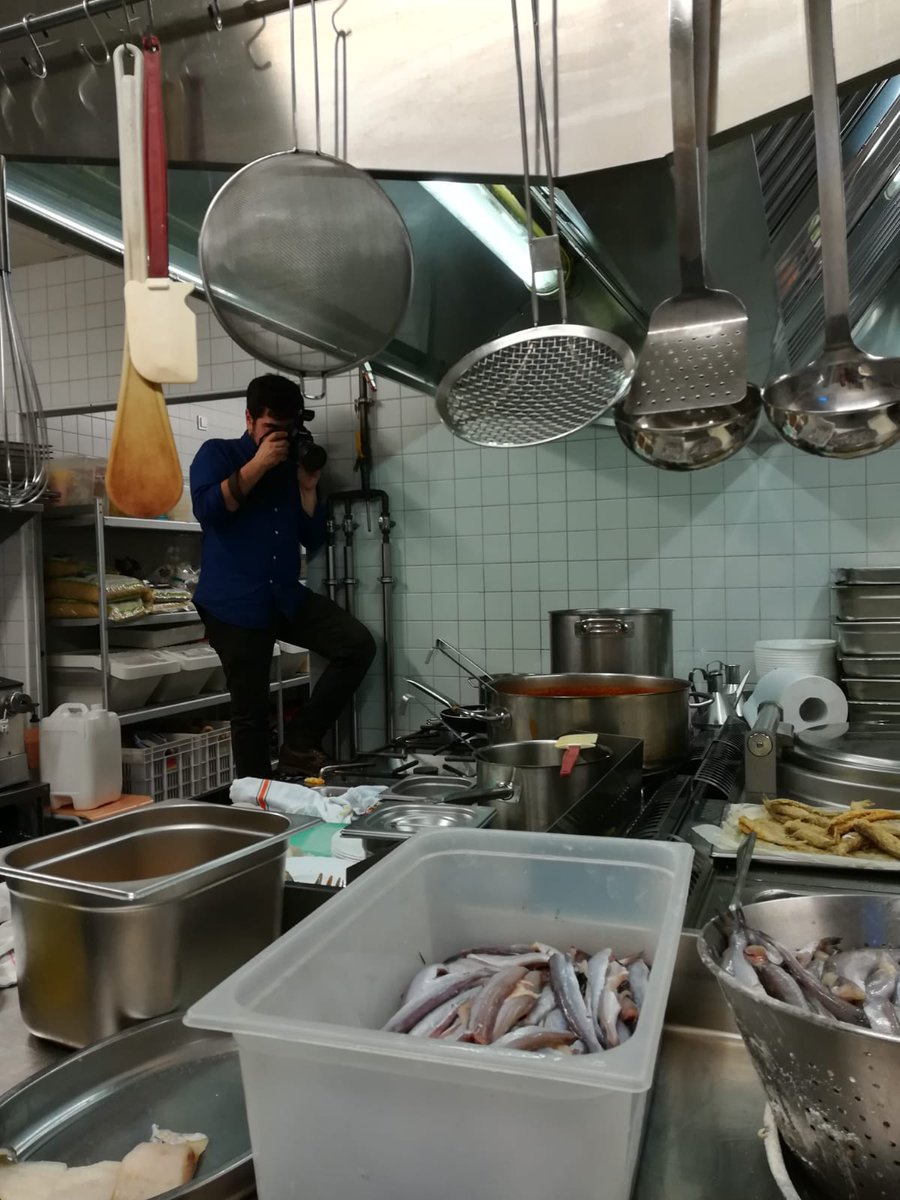 ecomenja's tweet photo. Avui sessió de fotos a la cuina i menjador de @escolacamins amb l' @Edu_Bayer. Tot un luxe!
#menjadorseco #ecomenja #fotografiantautenticitat https://t.co/nckdpaXjvV