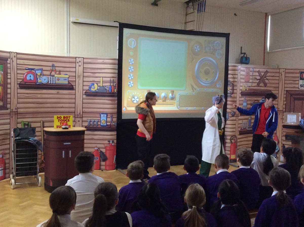 SayesCourtPrim's tweet photo. Year 5 had a great time today learning all about air pollution during the Abbie Ayre and the Shed of Science performance which was delivered by the #PerformanceinEducation company! https://t.co/DLwyGAzddU