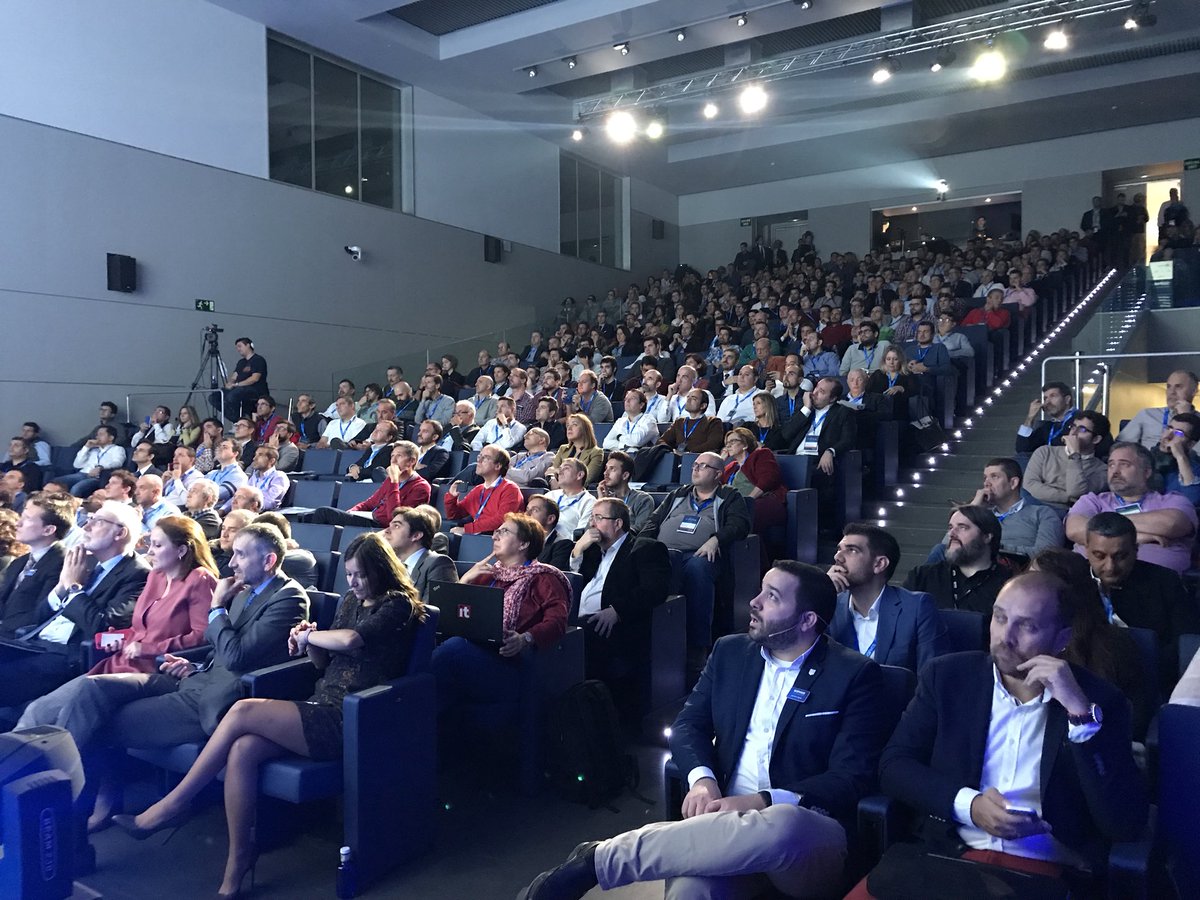 Todo el mundo súper atento mientras  <a href="/IvanSophos/">Ivan Mateos</a> borra el porno de internet 😱😱 #SophosDay2018Madrid