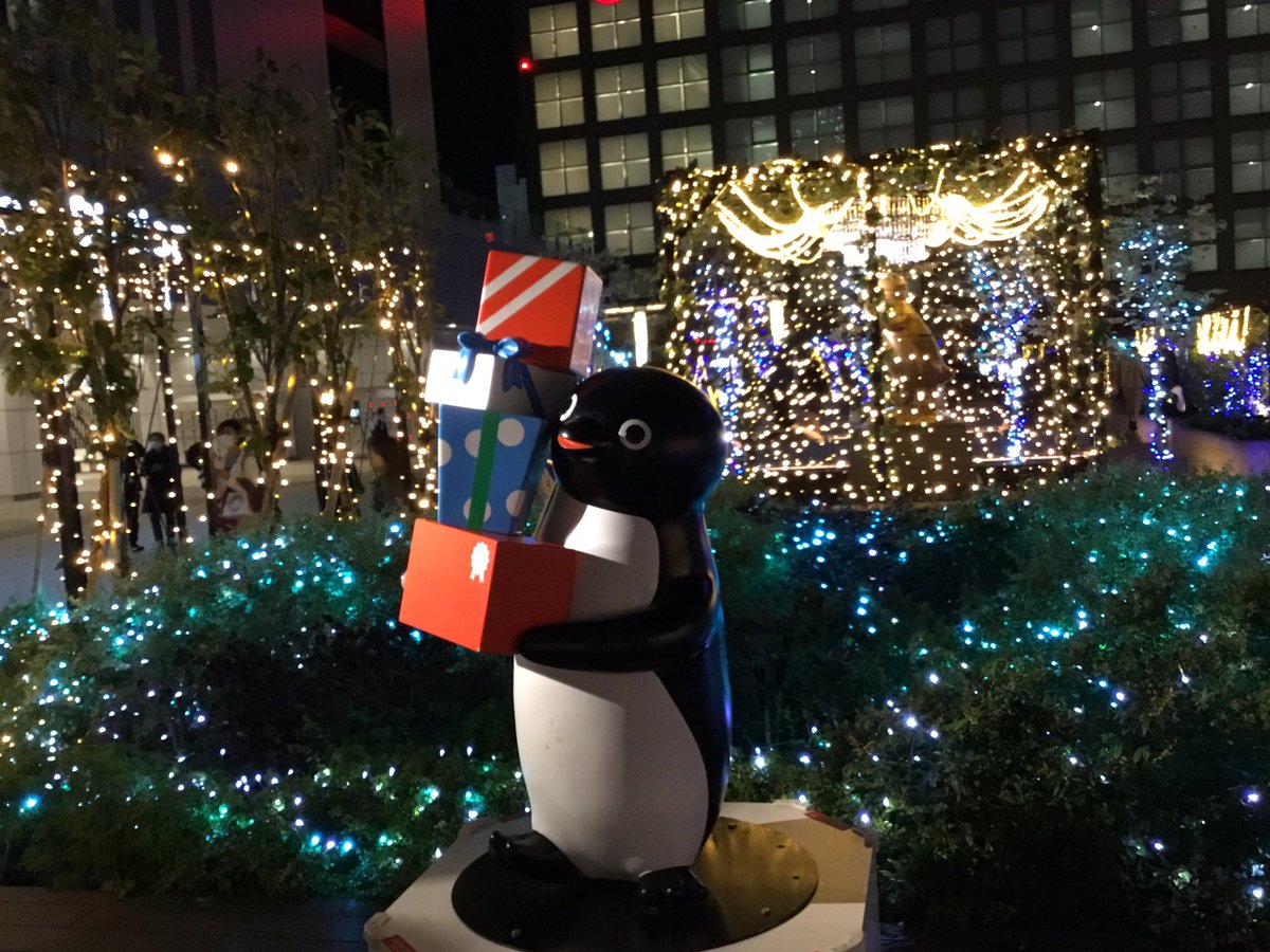 新宿駅南口の『Suicaペンギン像』のイルミネーションがドバイみのある派手さで良い「クラブでドヤってる感」 Togetter