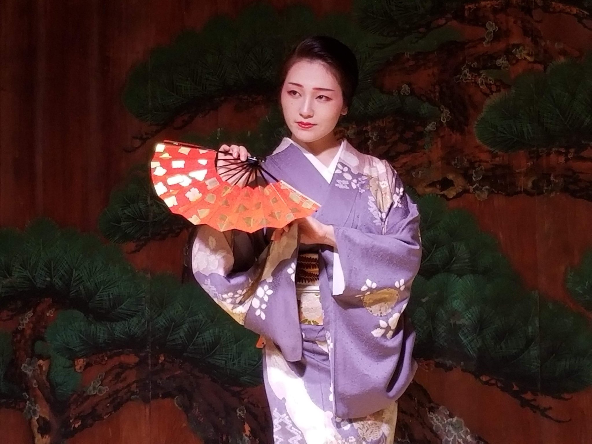 Restaurant Bar 水戯庵 百川ラウンジ これよりラウンジタイムでございます ラウンジタイムはチャージ料1 000円 ワンオーダー制 税 サービス料10 となっております お気軽にいらしてくださいませ 本日の立方は 花柳喜衛文華さんです 水