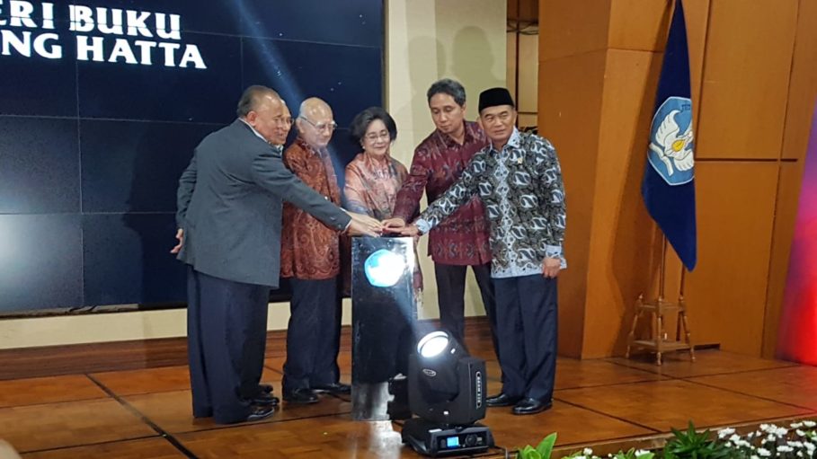 thejakartaglobe's tweet photo. Did you know our founding father #BungHatta was a prolific writer? His 10-volume "Karya Lengkap Bung Hatta" ("The Complete Works of Bung Hatta") has now been released by #LP3S, featuring a whopping 800 works written between 1918 and 1979. https://t.co/XvrmAGCjnN https://t.co/vlcty4bAGN