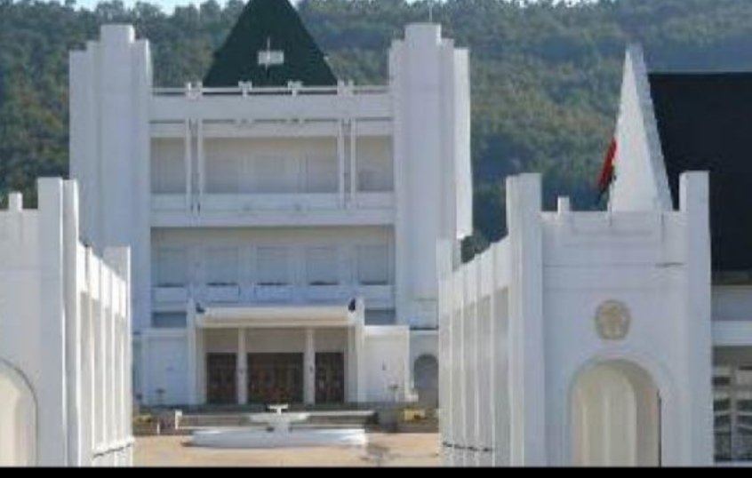 jebloquelesfake's tweet photo. rumeur de dernière minute: Parait-il qu' "Ambatobe" a deja la mainmise sur le Palais de Iavoloha. Les proches collaborateurs de Rajaonarimampianina sont " interdits de Palais" https://t.co/z2YY6bsb8X