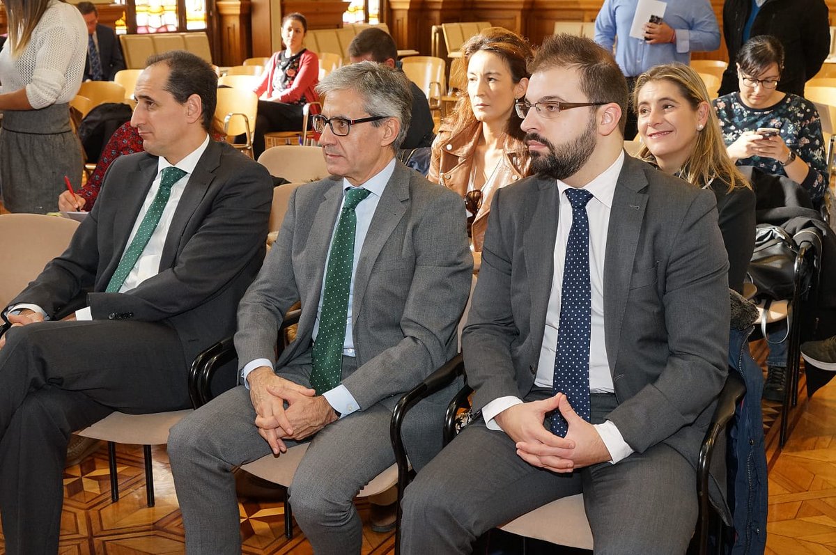 AyuntamientoVLL's tweet photo. Junto al #Ayuntamiento, en la programación navideña colaboran la @cam_valladolid, @FECOSVA, #AVADECO, @elcorteingles y todos los comerciantes participantes.
Además, @gadis, @Groupe_Renault, @ccvallsur, @Invernalia_Ice, #Servilux, @UnicajaBanco y @LecheGaza.
#NavidadVLL2018 https://t.co/Am4AMcR5lY