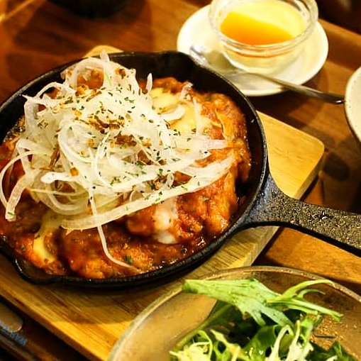 KitchenNicori's tweet photo. 週替わりの
｢鶏モモ肉のトマトソース煮込み｣
大変ご好評いただいております😊🎶
柔らかな鶏モモ肉に少し酸味のきいたトマトソースが絡んでご飯がすすみます😆
ニコリではご飯のおかわりは何杯でもOK👍たくさん食べてお腹いっぱいになってくださいね😊
明日も11時よりOPENです https://t.co/jkDSuv2AHc