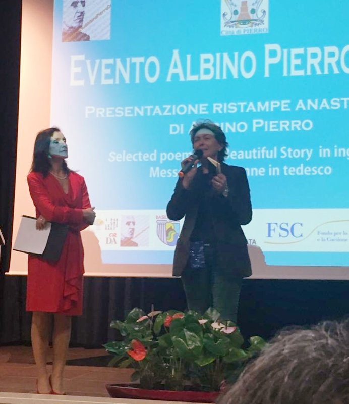lasorellaC's tweet photo. Ieri sera #AlbinoPierro ha rinnovato la magia. La forza dei suoi #versi e la sua stessa immagine, proiettata in un bel video sulla #Rabatana di #Tursi, hanno trovato sponda in un incontro affollato, ricco di contenuti e di ottime intenzioni. #AlbinoPierro @regbasilicata #Tursi https://t.co/lRyNIluAZd