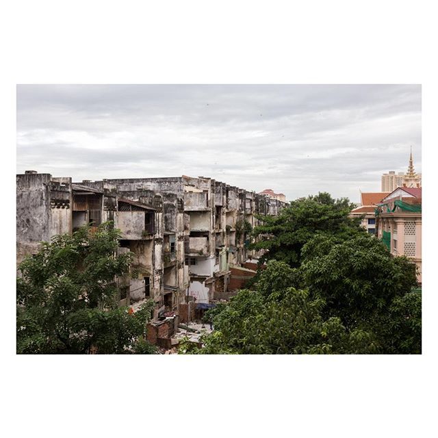 MichaelGras's tweet photo. White building - Dernières heures (2017)
※
※ ※
(English version below)

Voici le White Building de Phnom Penh avant qu'il ne soit rasé à l'été 2017. Inspiré de la Ville Radieuse de Le Corbusier, l'architecte Cambodgien Vann Molyvann supervisa, en 196… https://t.co/u5nkyqsri3 https://t.co/STSseDiALm
