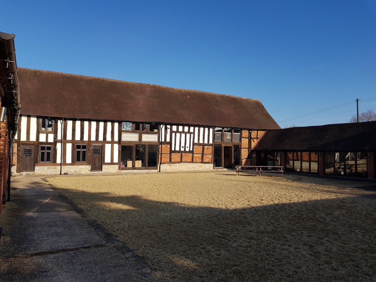 LongbarnVillage's tweet photo. Morning #SUAhour cannot believe its November the sun is shining today over here in #alcester Longbarn looking beautiful as always in autumn sunshine ! https://t.co/Ioyfrip3BQ