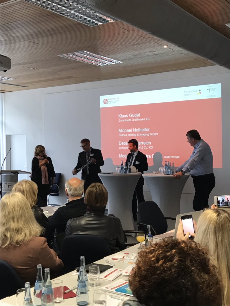 suedwesttextil's tweet photo. #Digitalisierung in der Praxis: Klaus Gudat von unserem Mitglied #Gruschwitz beschreibt den Weg der #Digitalisierung des mittelständischen Unternehmens mit @TextilVernetzt und zeigt ein wunderbares Beispiel für #textilkannviel - die textile Kette.
#textilgoesdigital https://t.co/xfrnjgbaZh