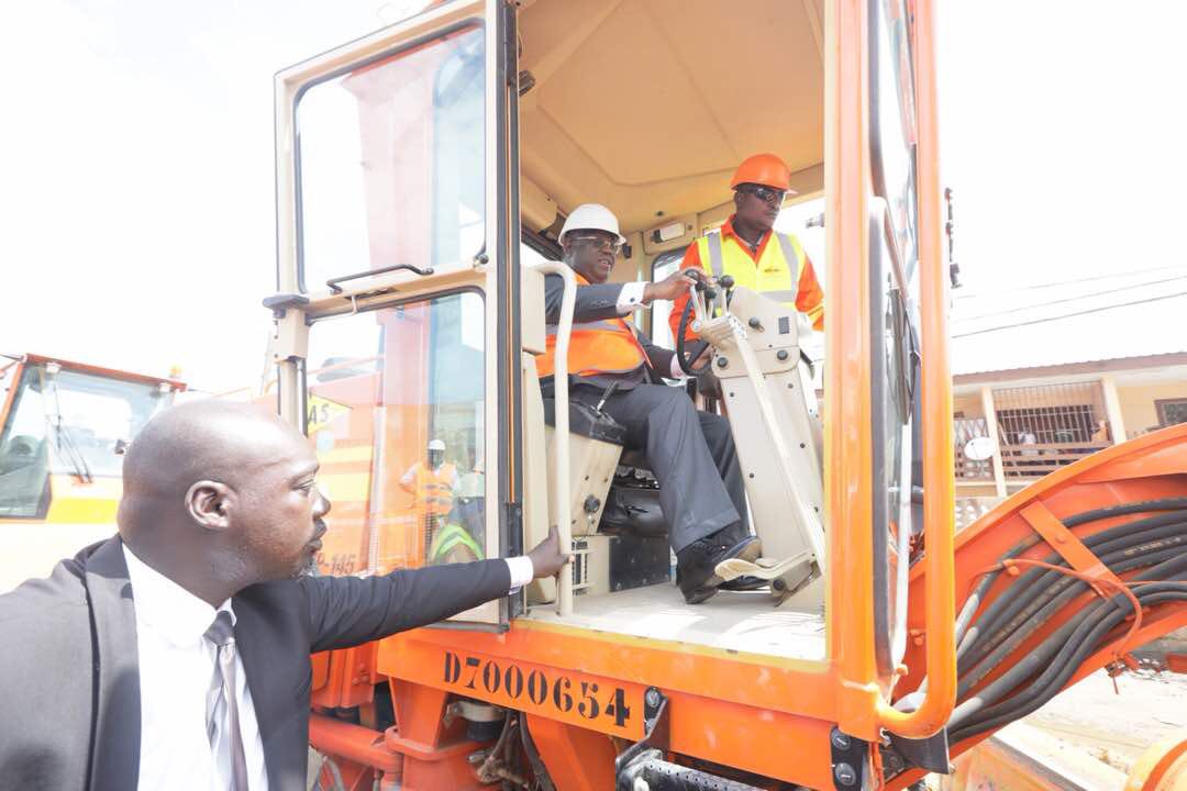 GADeveloppement's tweet photo. Lancement des travaux d'amélioration des conditions de circulation dans le Grand #Libreville par #COLAS . Visite du premier ministre @ISSOZENGONDET_E au quartier Nzeng Ayong derrière le stade. #ANGTI @ANGTGAB #gabon @aLibreville_com @gabonmediatime https://t.co/r73SZlS4zB