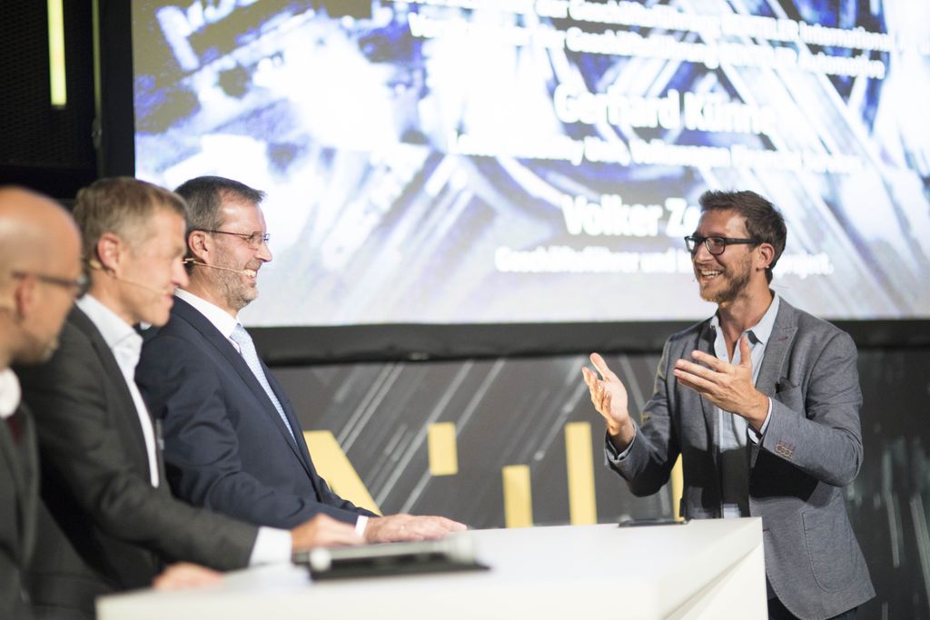 robinevtv's tweet photo. Wenn man über Nachhaltigkeit und Elektromobilität redet, kommt immer Spaß auf! Robin und Jury des Geniusawards.
#emobilisieren #robintv #ElectricVehicles #ElectricCars #electromobility #emobility #GreenEnergy #potd #pictureperfectphotos #robin #startup #SmallBusinessGrowth https://t.co/QnXK6L1OqG