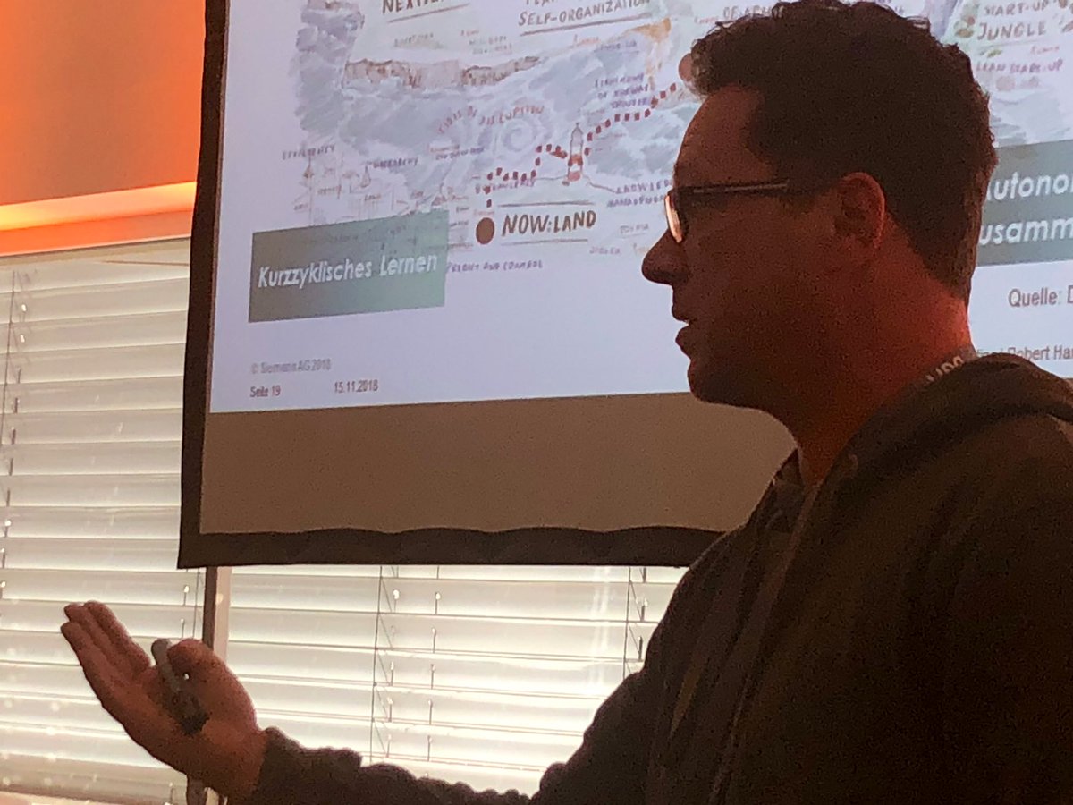 „Agile Systeme sind nicht chaotisch, es ist in seiner Arbeits- und Entscheidungskultur stärker strukturiert als eine Hierarchie.“ 

<a href="/AgileRonny/">Ronny Grossjohann</a> at his best über Selbstorganisation in der Fertigung. #dgfpcongress
<a href="/SiemensDE/">Siemens Deutschland</a>