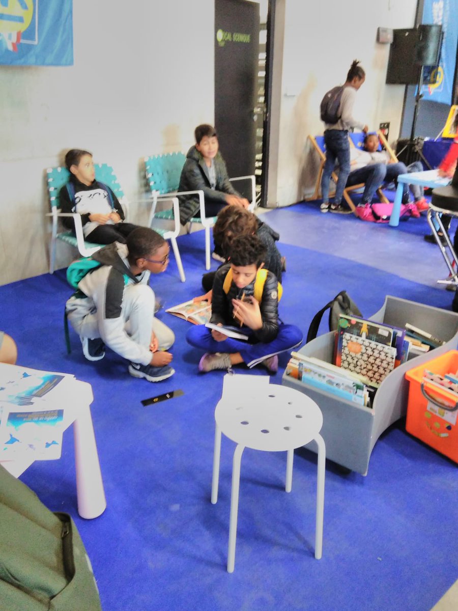 MediaProvence's tweet photo. [Grains de sel-Aubagne] C’est parti ! Enfants et collégiens investissent le stand de la @Bibliothèque départementale des Bouches-du-Rhône pour feuilleter les BD. Le salon du livre jeunesse, c’est jusqu’à dimanche. On vous attend ! #salondulivre #jeunesse #grainsdesel #aubagne https://t.co/MFZITu00dx