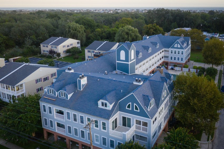 JamesHardie's tweet photo. Look at this incredible transformation in Cape May, NJ. Featuring HardieShingle® in #BoothbayBlue; HardiePlank® Lap Siding in #LightMist; HardieTrim® in #ArcticWhite. See more before & afters: https://t.co/vojqwZCfmX
#ColorPlus #Exteriors #Contractors #Builders #WKRBuilders https://t.co/r3e73VNCiP