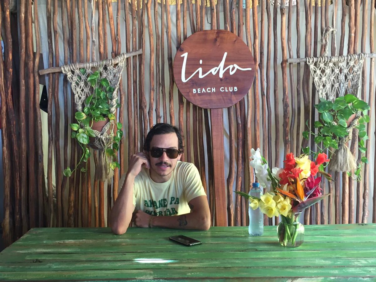 AlejandroWarner's tweet photo. Martes de Entrevistas y Convivencia con nuestro Compaye @elcaloncho despues de su show case en Playa del Carmen.
Gracias a los #HijosDelMar #LidoBeach #Prensa #TheFives #IguanaR #ThePublicPlace #AHCNetwork 😎 https://t.co/PjSf6SKEgy
