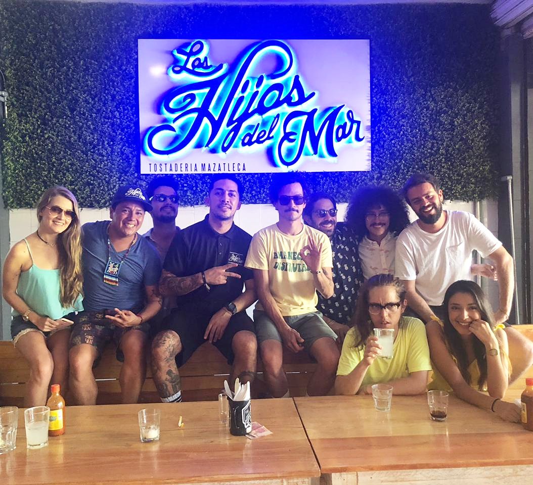 AlejandroWarner's tweet photo. Martes de Entrevistas y Convivencia con nuestro Compaye @elcaloncho despues de su show case en Playa del Carmen.
Gracias a los #HijosDelMar #LidoBeach #Prensa #TheFives #IguanaR #ThePublicPlace #AHCNetwork 😎 https://t.co/PjSf6SKEgy